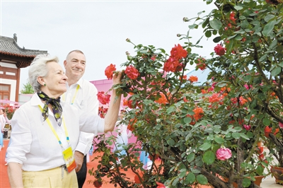 Jade carving festival and rose fair open together in Nanyang