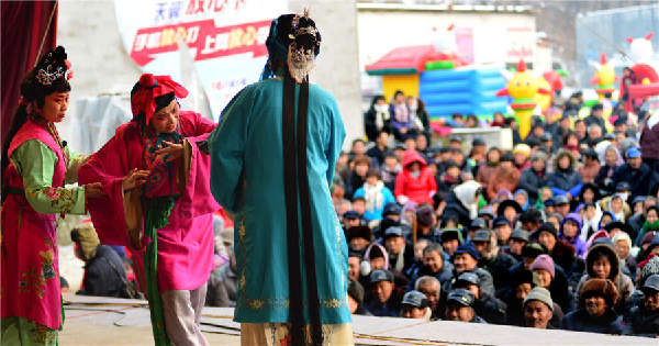 Opera troupe tours remote Henan villages