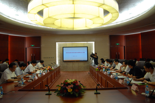 Zhang Guohua visits Huaqiao for investigation