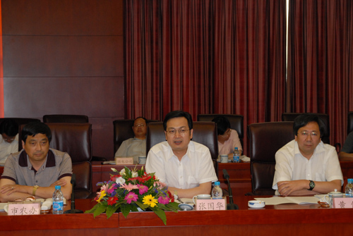 Zhang Guohua visits Huaqiao for investigation