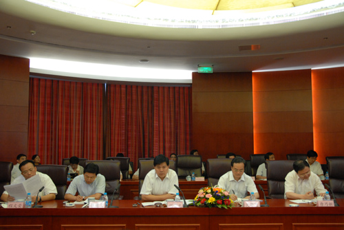 Zhang Guohua visits Huaqiao for investigation