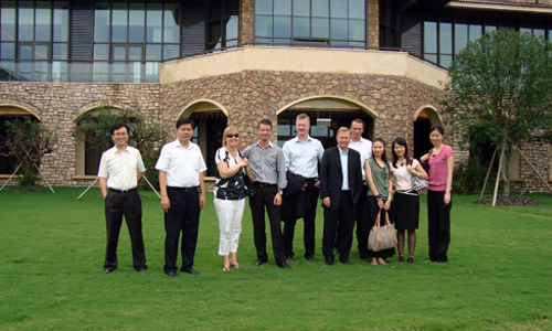 Ernst & Young takes business inspection tour of Huaqiao Business Park