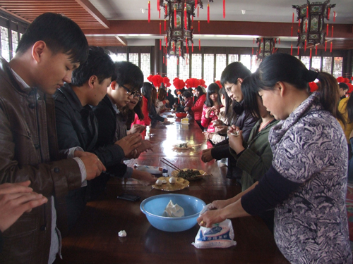 Huaqiao employees celebrate Lantern Festival