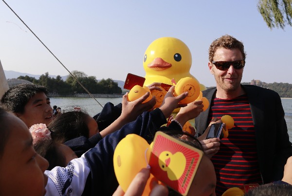 Giant rubber duck heads for Huaqiao