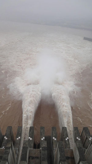 Three Gorges Dam discharges flood