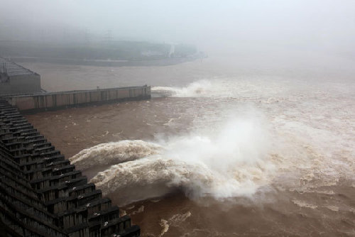 Three Gorges Dam discharges flood