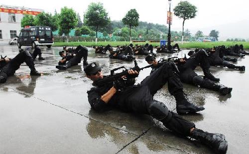 Students & parents visit Xiangfan special police detachment on opening day