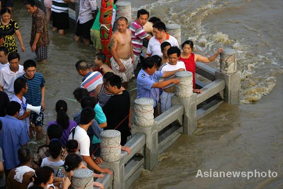 Wuhan witnesses flood peaks close to danger point