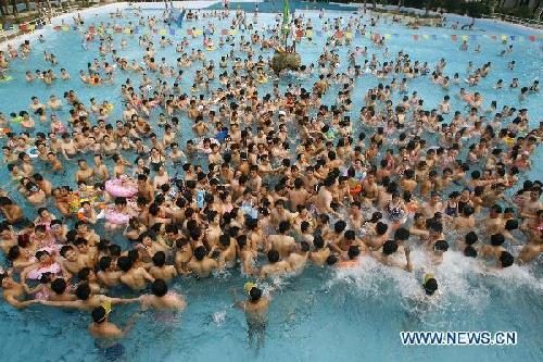 Locals swarm into swimming pool to keep cool in Wuhan