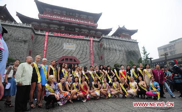 Contestants of Int'l Miss Tourism Queen of the Year tour ancient city