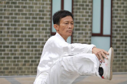 Tai Chi masters the crowds in Wuhan