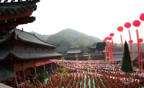 Thousands attend Buddhist ceremony in Huangmei