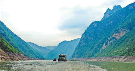 Cruising down the Yangtze River