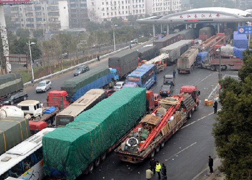 41,000 vehicles paralyze Jiujiang Yangtze River Bridge