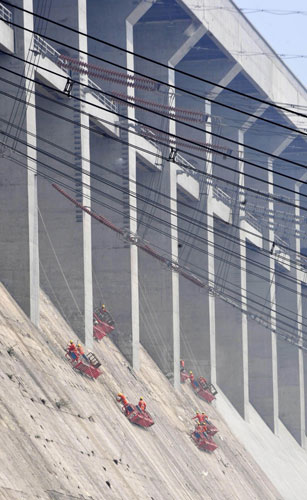 Three Gorges Dam getting cleaner, safer<BR>