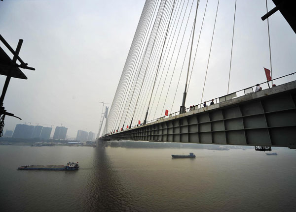 Wuhan's 7th Yangtze River bridge completes closure