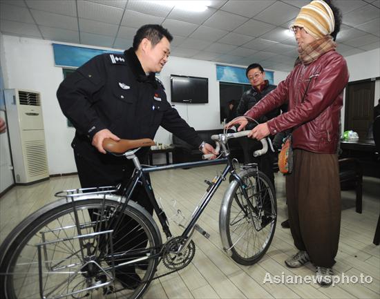 World traveler reunited with bike in Wuhan
