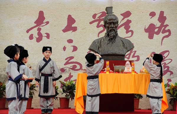 Traditional Han costume seen at commemorative ceremony to honor Qu Yuan