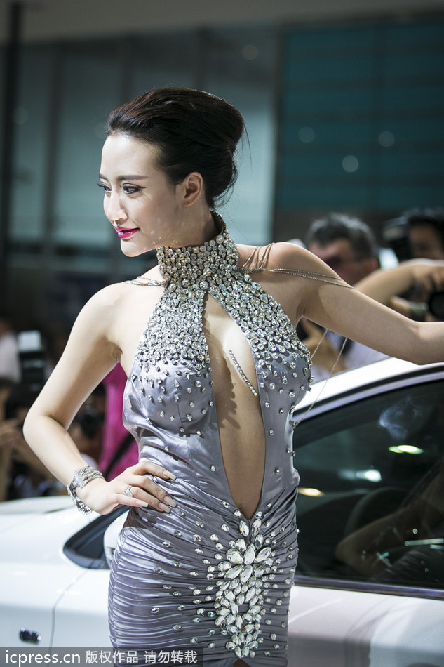 Model catches eyes at C. China auto show