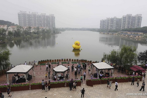Mini copy of famous huge rubber duck appears in Wuhan