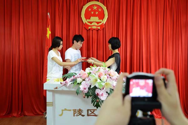 China mulls ceremonies at marriage registries