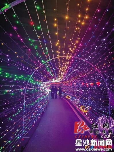 Fascinating light show begins in Jiangbei town