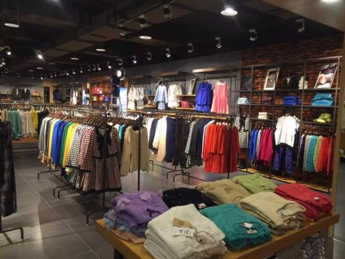 Clothing store goes online - offline in North China