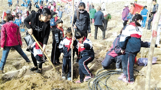 Student tree planting activity for environment protection in Baotou
