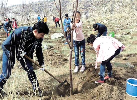 Student tree planting activity for environment protection in Baotou