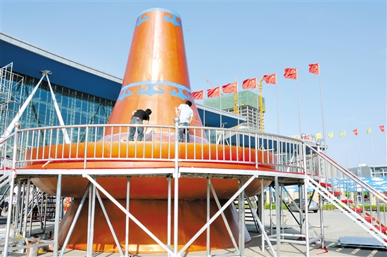 Huge eye-catching hotpot appears in Baotou