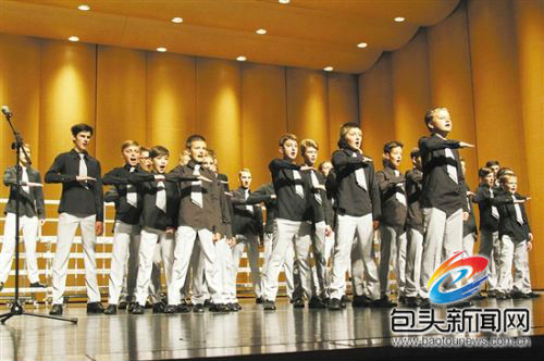 Children’s choir lights up the art festival