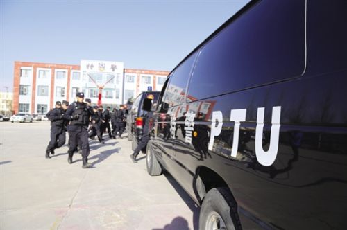 Baotou SWAT guard the return of Shenzhou XI