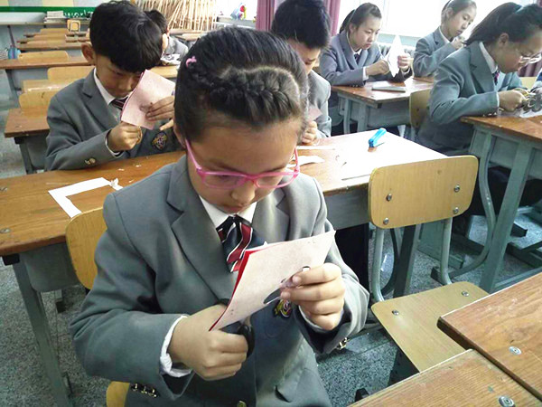 Children in Baotou learn paper-cutting