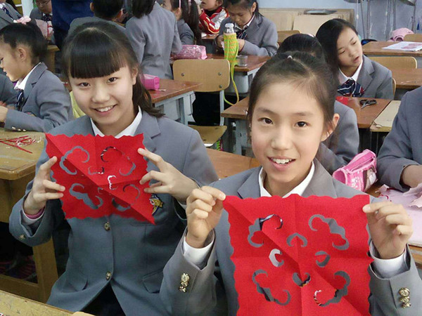 Children in Baotou learn paper-cutting