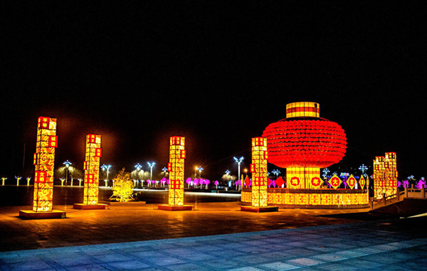 Lantern shows light up Baotou city
