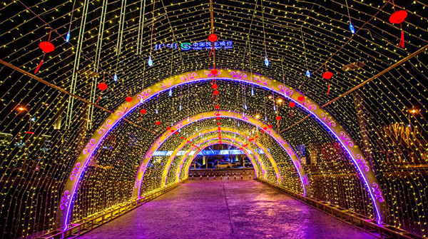 Lantern shows light up Baotou city