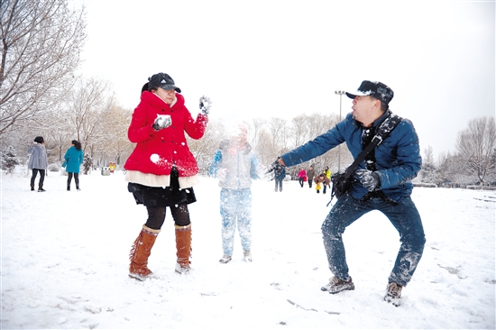 Snow amuses Baotou residents