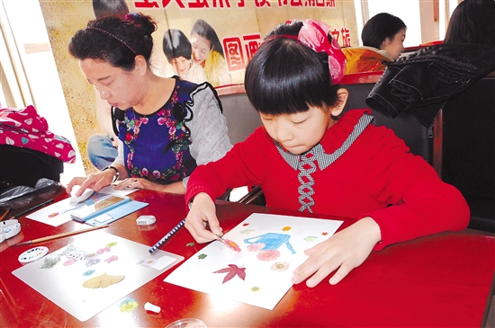 Residents of Baotou learn art of pressed flowers