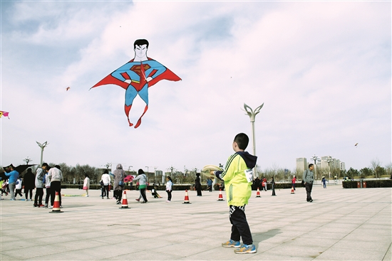 Kite flying competition held in Baotou