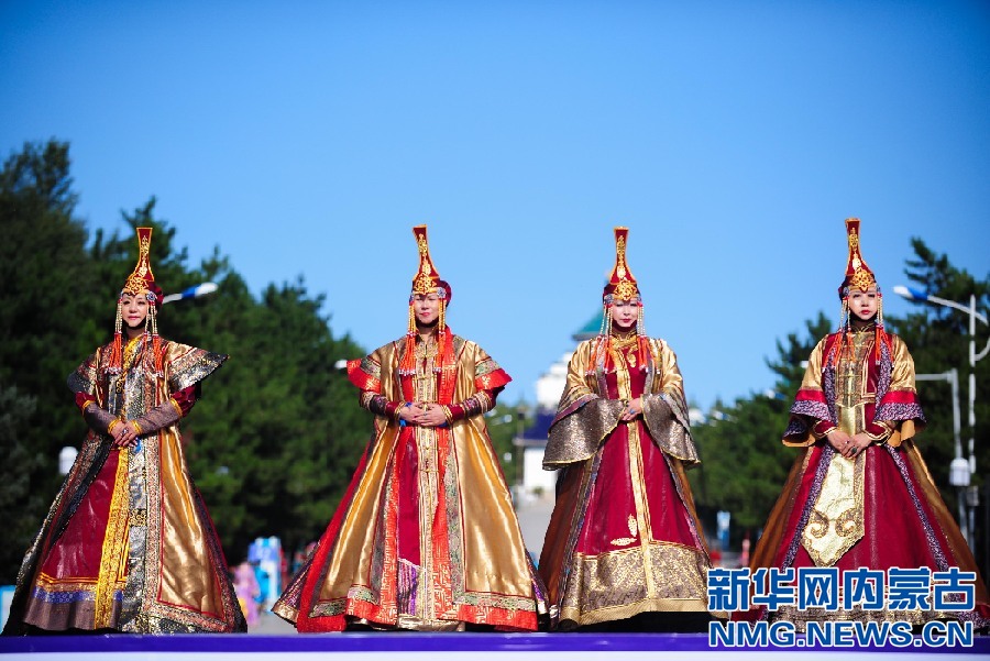 Ethnic costumes add color to Ulanhot, Inner Mongolia