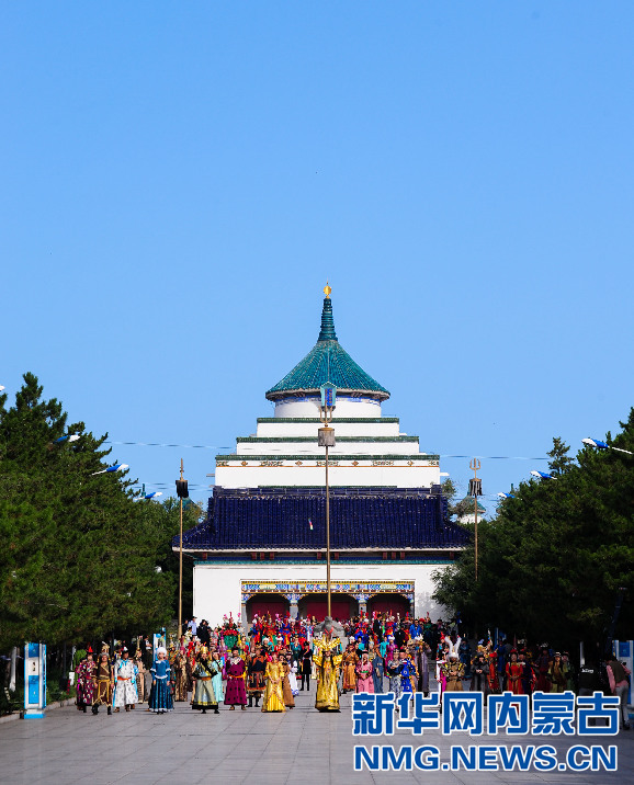 Ethnic costumes add color to Ulanhot, Inner Mongolia