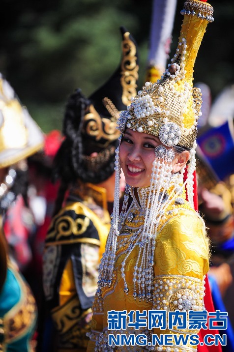 Ethnic costumes add color to Ulanhot, Inner Mongolia