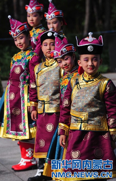 Ethnic costumes add color to Ulanhot, Inner Mongolia