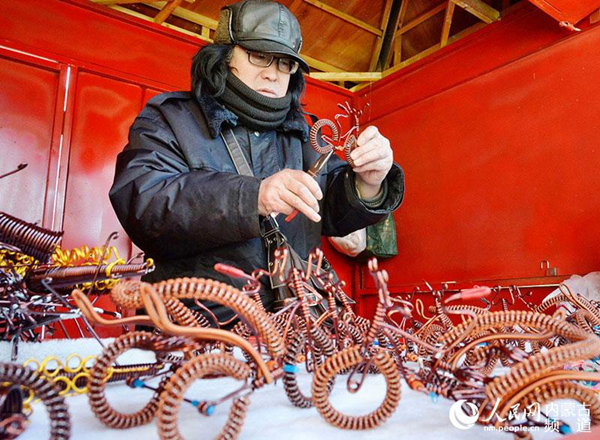 Craftsmen get to work at North China Temple Fair