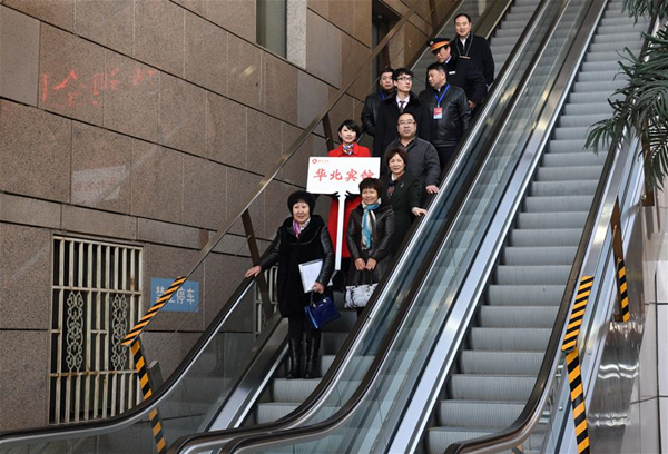 Inner Mongolia CPPCC members arrive in Beijing