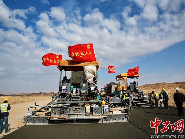 World’s longest desert highway paved across Inner Mongolia