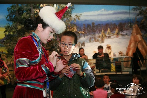 Mongolian ethnic clothes catch young eyes