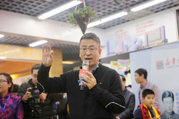 Bai Yansong meets book fans in Hohhot