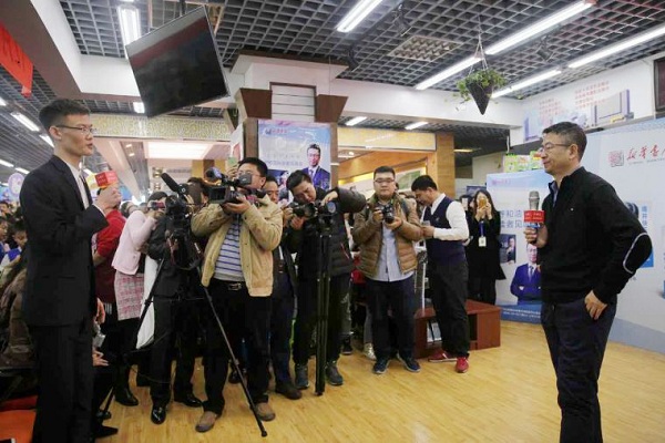 Bai Yansong meets book fans in Hohhot