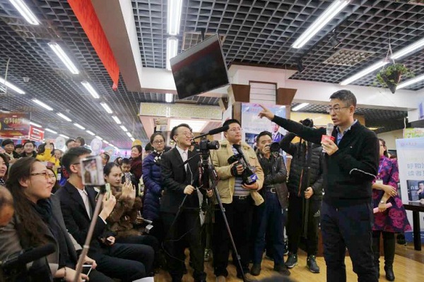 Bai Yansong meets book fans in Hohhot